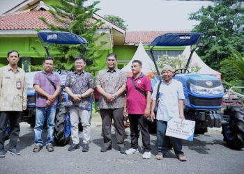 Bupati Tegal Serahkan Bantuan Combine Harvester ke Petani