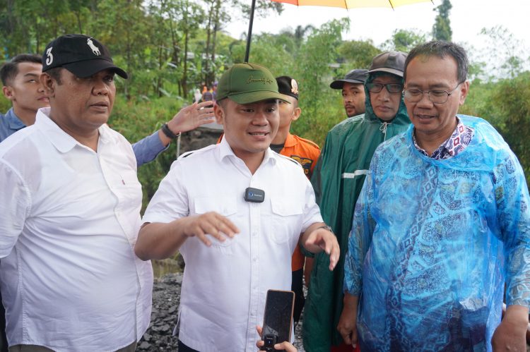 Ischak-Kholid Tinjau Jembatan Putus di Desa Dukuh Benda Bumijawa