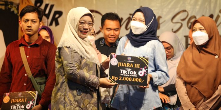 Tiga Dalang Berjibaku Gempur Rokok Ilegal