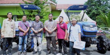 Bupati Tegal Serahkan Bantuan Combine Harvester ke Petani