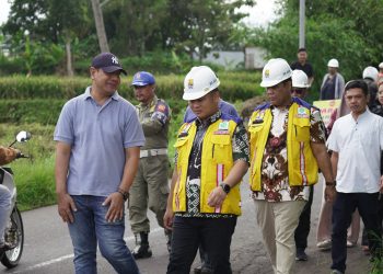 Bupati Ischak Tinjau Perbaikan Jalan Sambut Mudik Lebaran