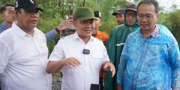 Ischak-Kholid Tinjau Jembatan Putus di Desa Dukuh Benda Bumijawa
