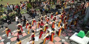 424 Penari Topeng Endel Sambut Kirab Tombak Kiai Plered di Kantor Pemda