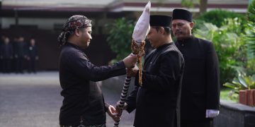 Bupati Ischak Serahkan Tombak Kiai Plered untuk Dijamas Keluarga Kalisoka