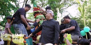 Seru, Tradisi Berebut Gunungan Hasil Bumi