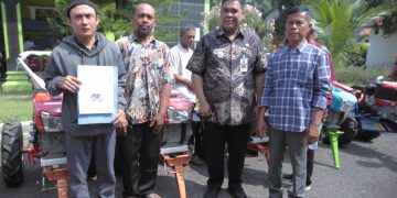 Wabup Kholid Serahkan Bantuan Bibit Padi dan Alsintan