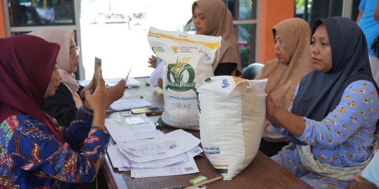 Tak Ada Beras Oplosan, Bupati Ischak Pastikan Penyaluran Bantuan Beras Tepat Sasaran