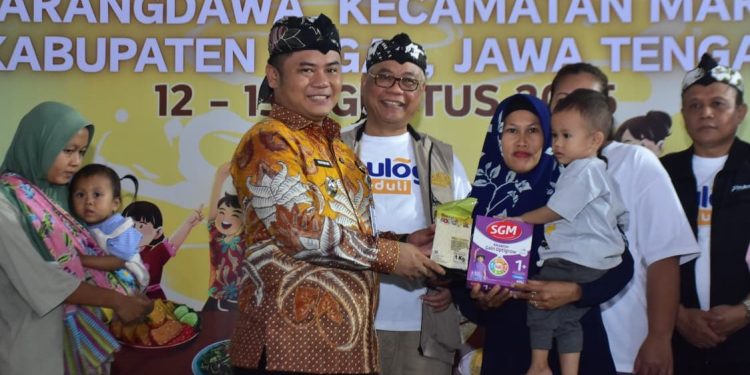 Bupati Ischak Salurkan Bantuan Beras Fortivit dan Susu Formula kepada Balita Risiko Stunting
