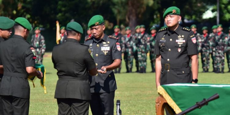 Letkol Inf Sisriyanto Ade Prasiska Terima Tongkat Estafet Komando Yonif 407/Padma Kusuma