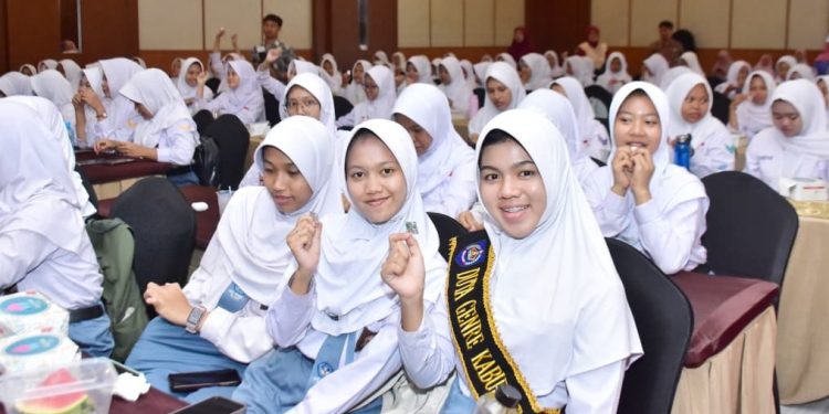 Cegah Stunting, Ratusan Remaja Putri Serentak Minum Tablet Penambah Darah