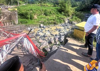 Jembatan Lama Kali Erang Ambruk, Lima Pekerja Terluka