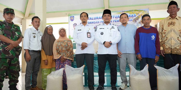 Ratusan Petani Terdampak Revitalisasi Bendungan Danawarih Terima Bantuan Beras