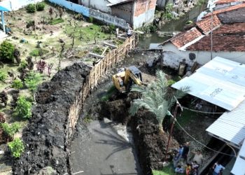16.565 Meter Kubik Lumpur Bercampur Sampah Berhasil Dikeruk dari DAS Kali Jembangan