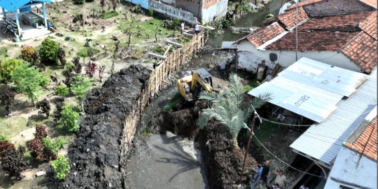16.565 Meter Kubik Lumpur Bercampur Sampah Berhasil Dikeruk dari DAS Kali Jembangan