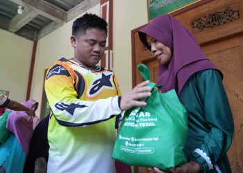 Forkopimda Kabupaten Tegal Bagikan Bansos di Dusun Kalisusu