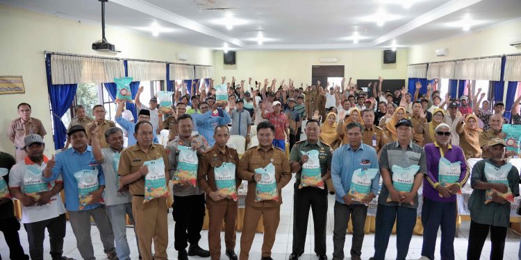 Bupati Tegal Salurkan Bantuan Beras Premium kepada 1.500 Nelayan