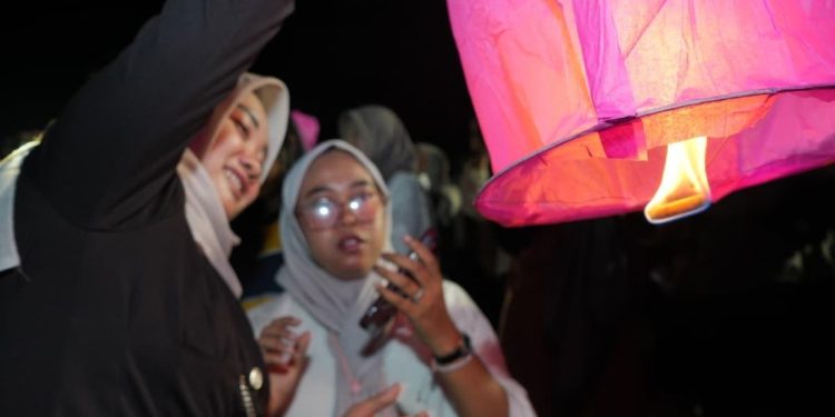 Ratusan Lampion Terbang Hiasi Langit Malam Cacaban