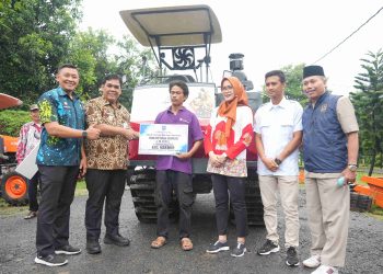 Dukung Produktivitas Pertanian, Plh. Bupati Tegal Serahkan Bantuan Alsintan