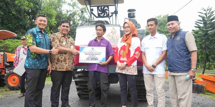 Dukung Produktivitas Pertanian, Plh. Bupati Tegal Serahkan Bantuan Alsintan