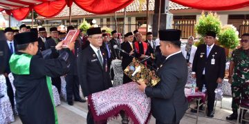 Dari Ruas Jalan Pagerbarang–Jatibarang, Bupati Tegal Lantik dan Kukuhkan Ratusan ASN