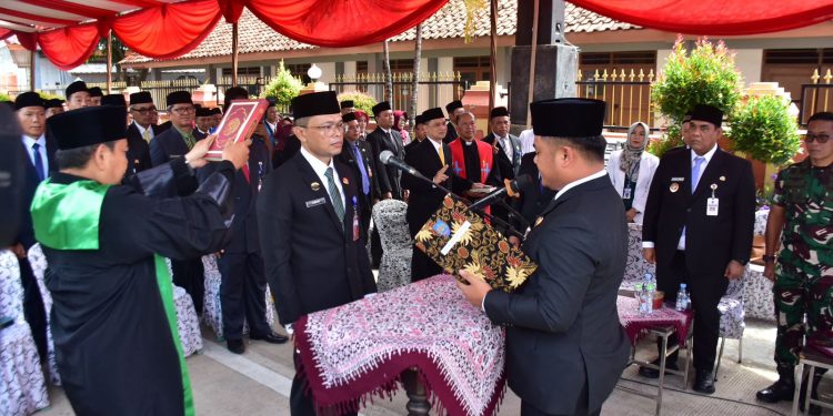 Dari Ruas Jalan Pagerbarang–Jatibarang, Bupati Tegal Lantik dan Kukuhkan Ratusan ASN