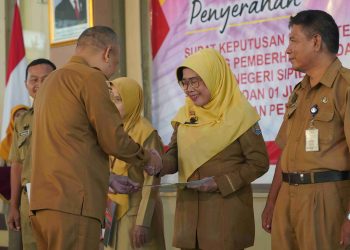 Pemkab Tegal Serahkan SK Pensiun kepada 77 PNS, Purna Tugas Bukan Akhir Pengabdian