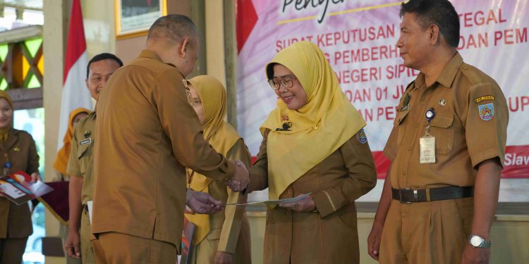 Pemkab Tegal Serahkan SK Pensiun kepada 77 PNS, Purna Tugas Bukan Akhir Pengabdian