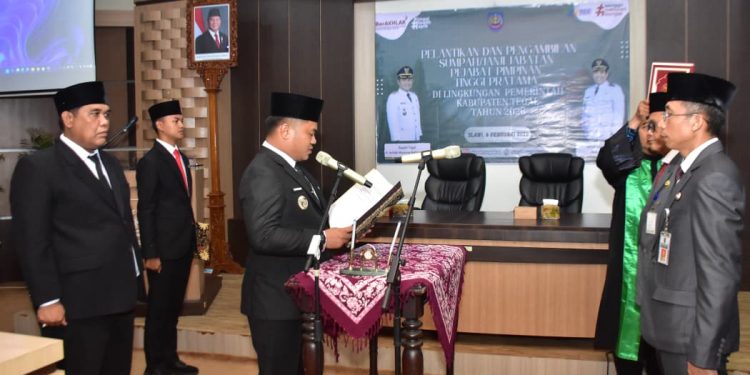 Bupati Tegal Lantik Dua Pejabat Pimpinan Tinggi Pratama, Tekankan Pelayanan Publik di Tengah Bencana