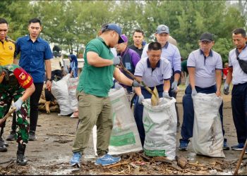 Bupati Tegal Pimpin Aksi Bersih Pantai Larangan dalam Rangka HPSN 2026
