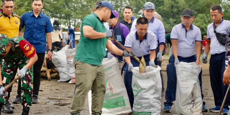 Bupati Tegal Pimpin Aksi Bersih Pantai Larangan dalam Rangka HPSN 2026