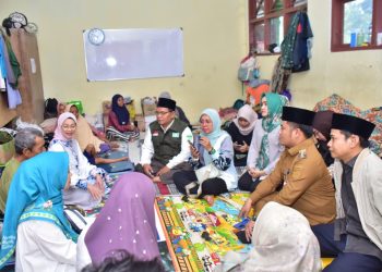 Bupati Tegal Dampingi Rustini Muhaimin Iskandar Salurkan Bantuan bagi Korban Tanah Bergerak Padasari
