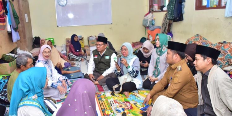 Bupati Tegal Dampingi Rustini Muhaimin Iskandar Salurkan Bantuan bagi Korban Tanah Bergerak Padasari